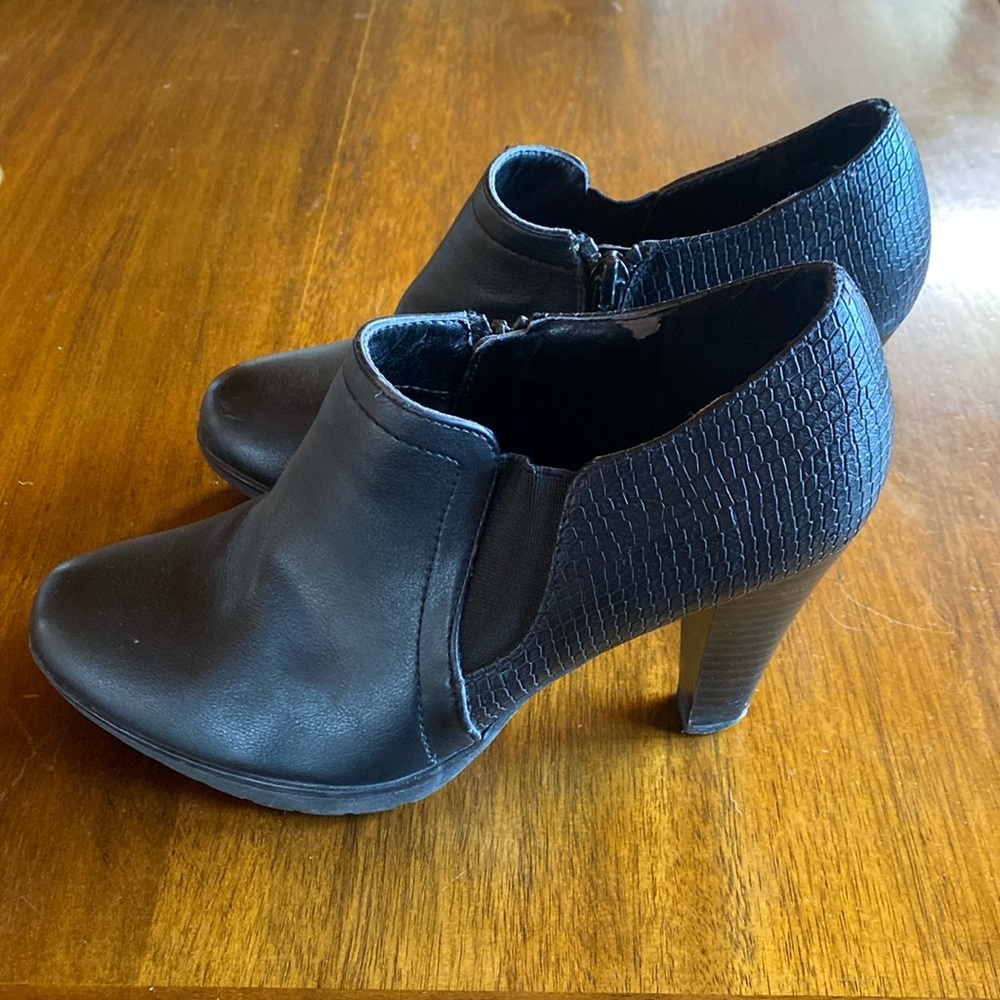 Womens Rialto Sharelle Shelby Ankle Bootie Snake Print 6.5 M Black